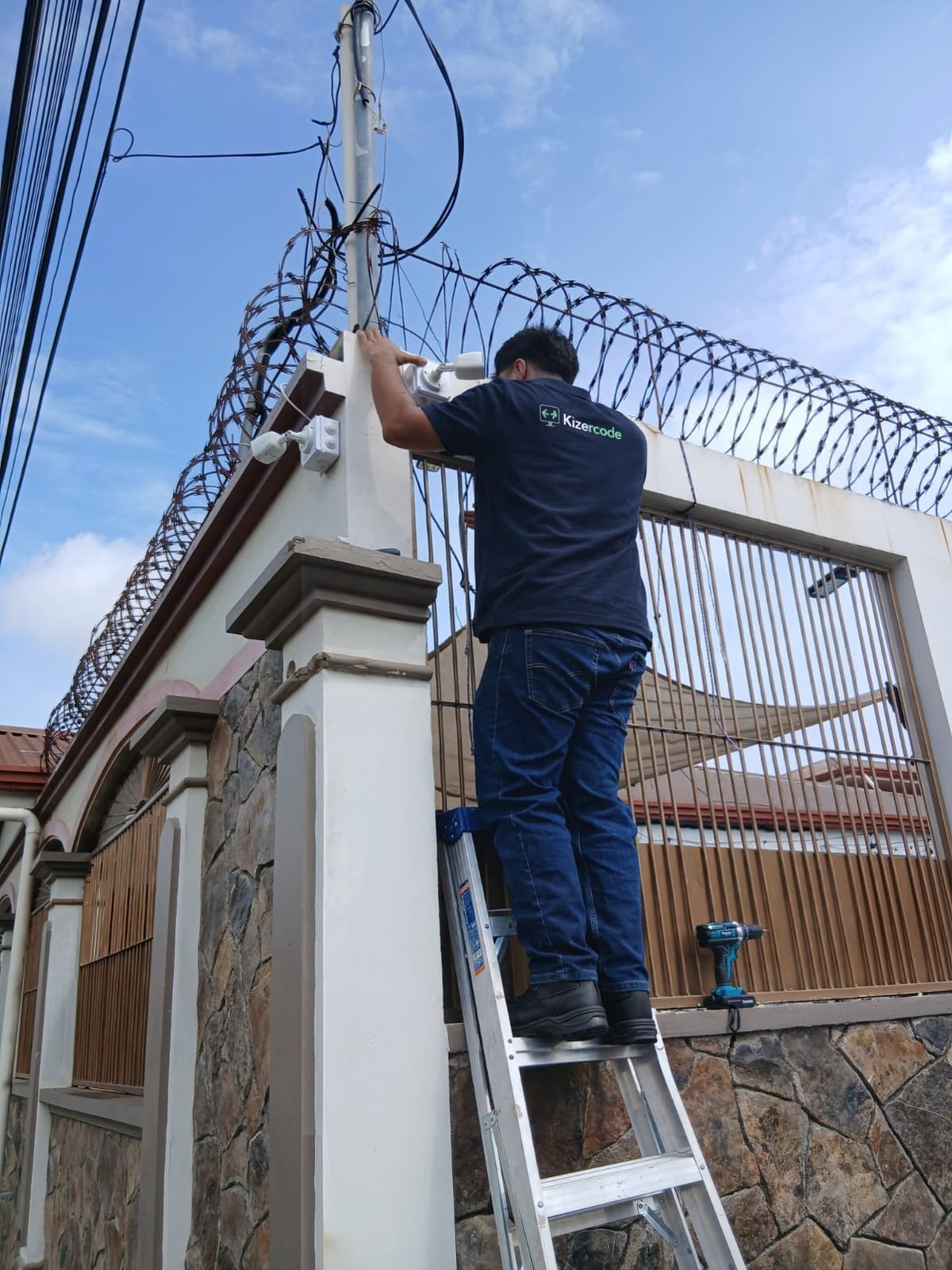 Caja de conexión sellada y cable protegido — El Progreso