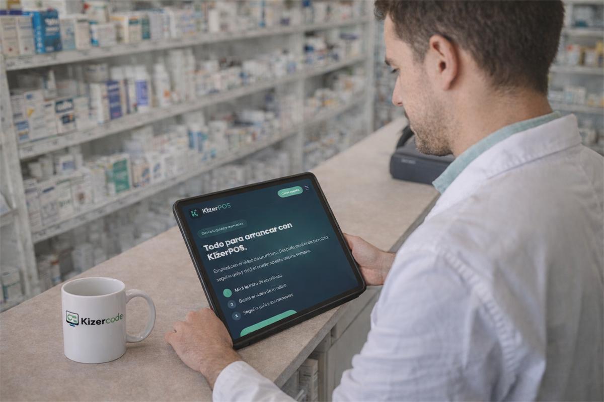 Farmacia en Honduras cobrando con KizerPOS en una tablet en el mostrador