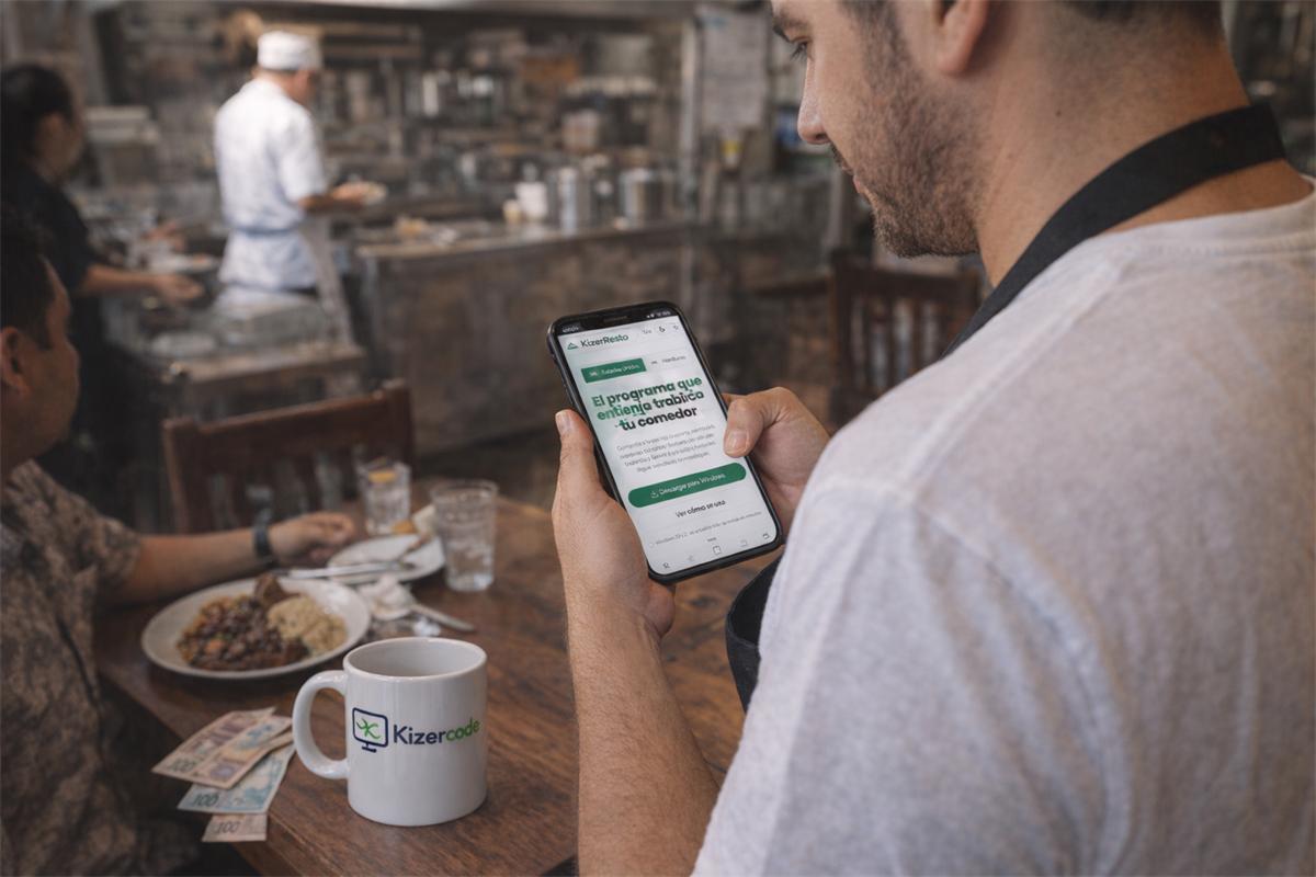 Mesero de un restaurante en Honduras toma la orden con KizerResto en una tablet