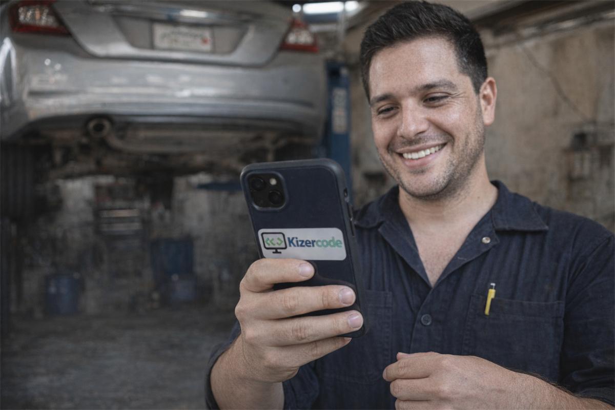 Dueño de un taller mecánico sonríe al ver su negocio de primero en Google desde el celular